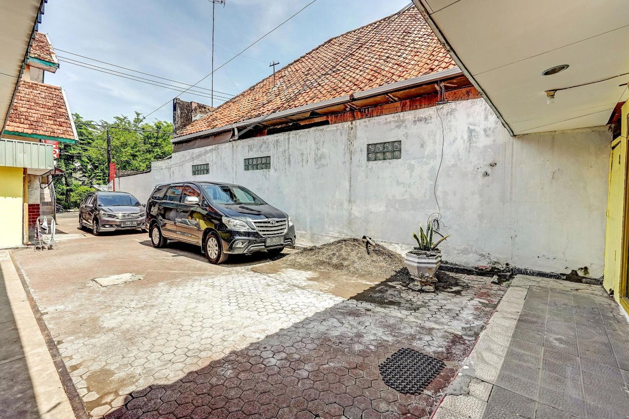 OYO Flagship 90717 Hotel Kalimantan Surabaya Bagian luar foto