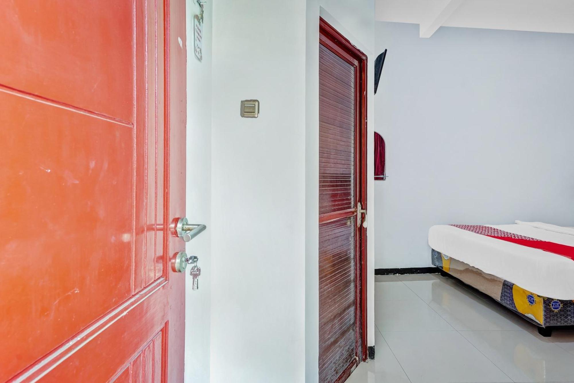 OYO Flagship 90717 Hotel Kalimantan Surabaya Bagian luar foto