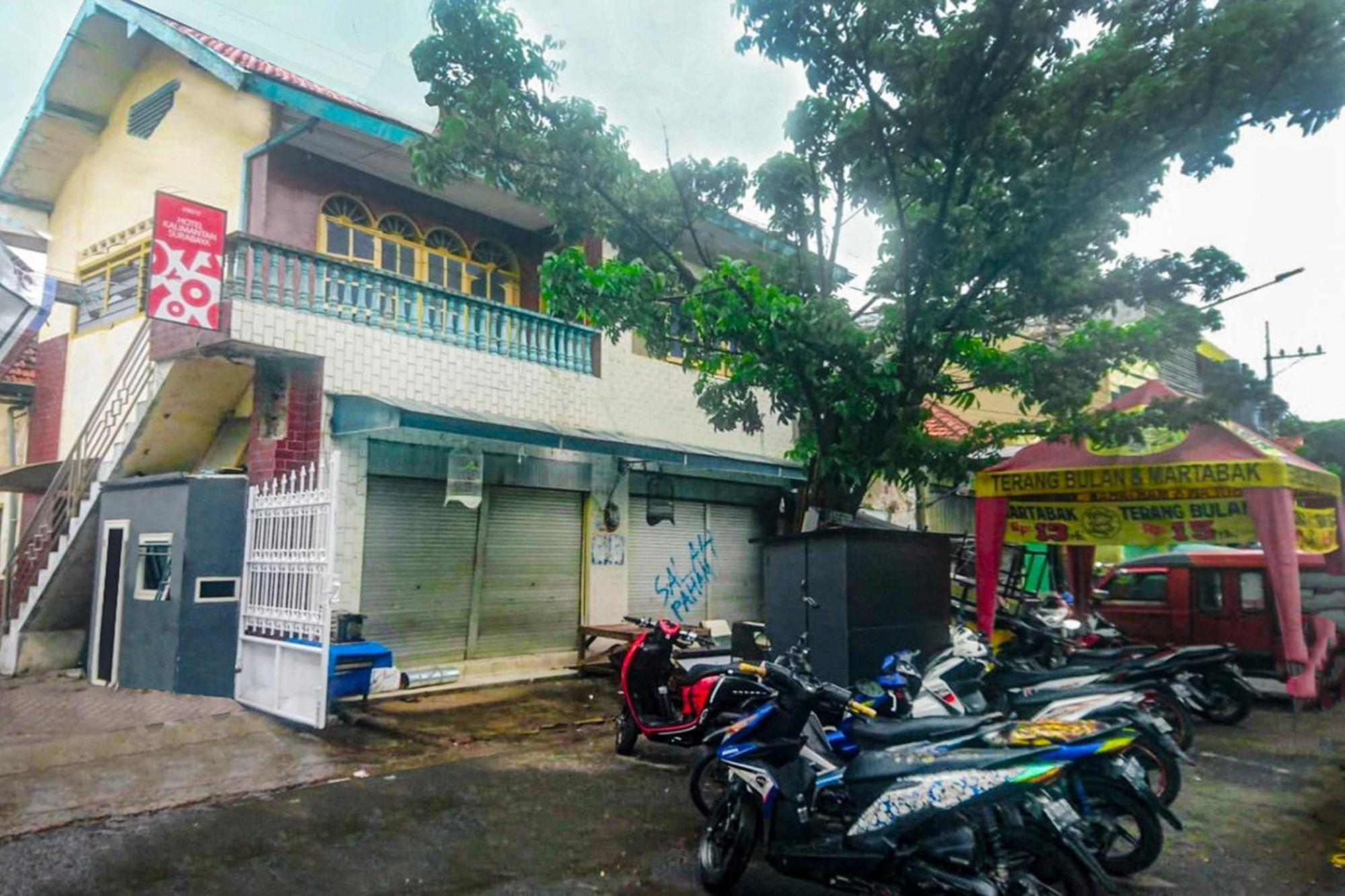 OYO Flagship 90717 Hotel Kalimantan Surabaya Bagian luar foto
